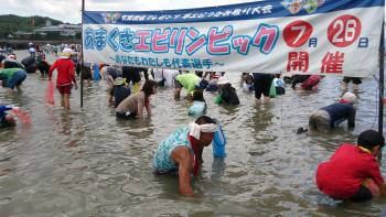 ビショ濡れでエビを捕る選手達 ビショ濡れでエビを捕る選手達